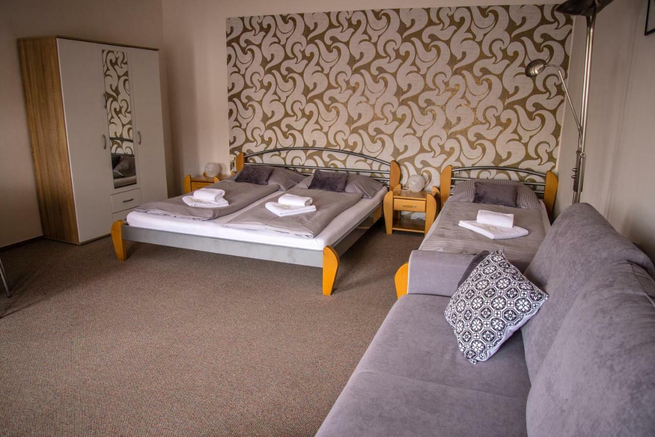 Hotel U Domu Sv. Vaclava ออลอโมตซ์ ภายนอก รูปภาพ