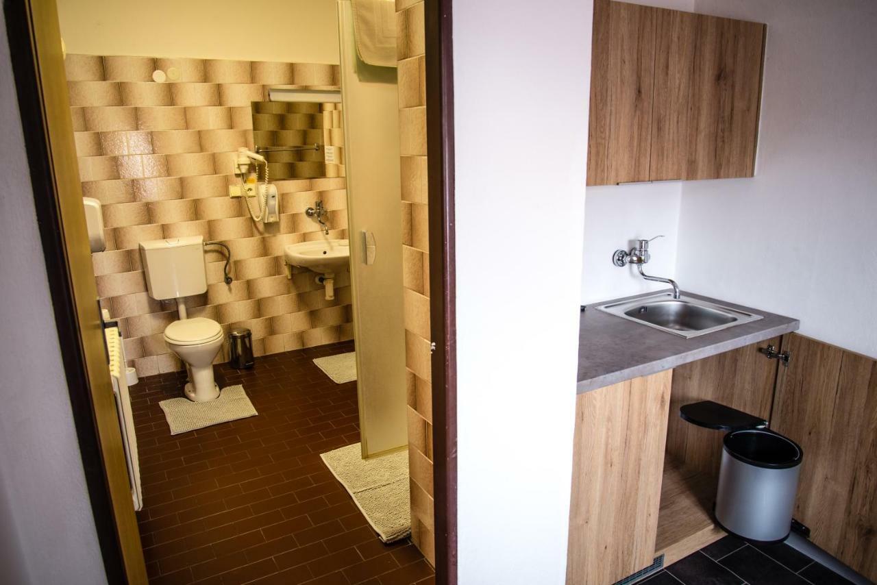 Hotel U Domu Sv. Vaclava ออลอโมตซ์ ภายนอก รูปภาพ
